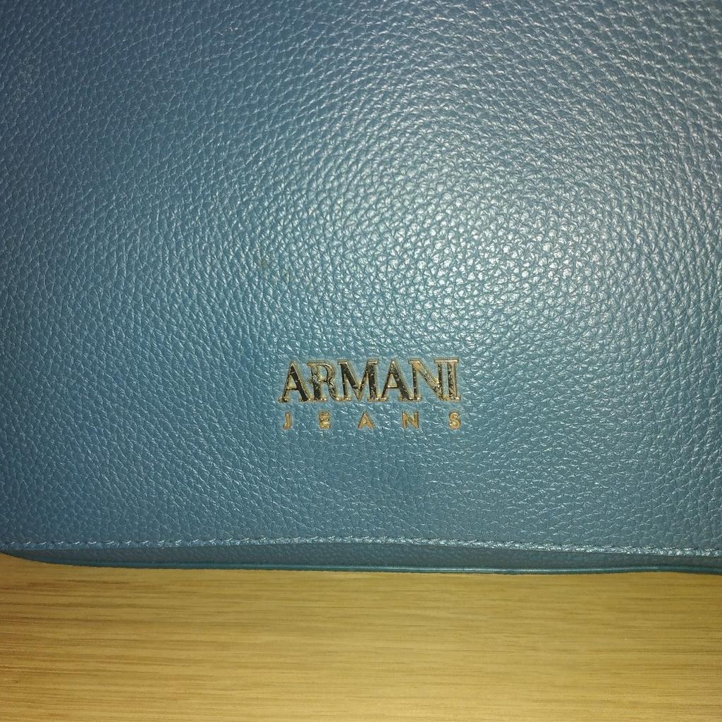 Armani Tasche in blau, selten getragen, ohne Mängel.
Maße: H ca. 21 cm
 B ca. 25 cm
Privatverkauf, daher kein Umtausch oder Rücknahme.

Rauch und Tierfreier Haushalt