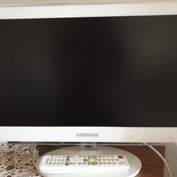 Verkaufe hier eine Tv in weißen Gehäuse mit Glas Schutz vorne
Samsung UE22C4010PW
Mit HDMI, USB,VGA,
Mit viele HD Programme.
Tv leuft perfekt.streife sind von meine kamera..
Mit fernbedienung dabei