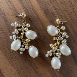 Verkaufe Ohrringe als Stecker , neuwertig ! 
Wurde nur 1x Fasching zum Kostüm gebraucht . 
Farbe Gold/ silber/ Perlen