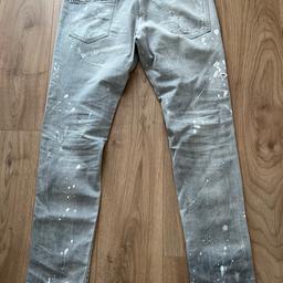 Verkaufe eine original Jeans der Marke Dsquared2!!! Die Jeans ist grau mit weißen Flecken und Waschungen! Sie wurde wenig getragen und ist daher im TOP Zustand!!! stammt aus einem NICHTRAUCHER Haushalt!!!

Größe: 50