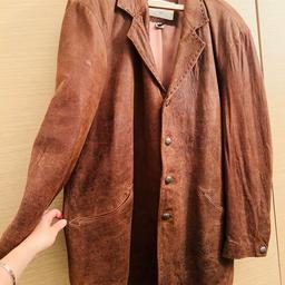 🤎100% leather 
🤎small mark on the right sleeve ( see in the pic) to be expected of a vintage piece. Nothing too noticeable.
 🤎a very unique piece. American style.
🤎Mid-length 
🤎concho buttons 
#leather #vintage