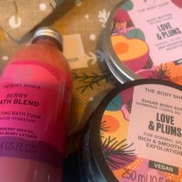 Large hessian bag containing bodyshop fruity products
Contains a large berry bath blend, large love & plums body scrub and a large love & plums body butter