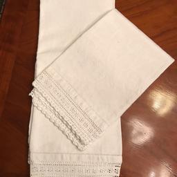 Coppia asciugamani antichi con orlo a giorno ricamato a mano e pizzo all’uncinetto alto 5 cm
Dimensioni 42 x 100
Nuove mai utilizzate condizioni perfette