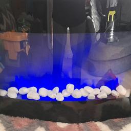 Black glass curved electric fire.
90 cm wide.
Good used condition.
In full working order.
Made by Beldray.
2 heat settings.
Has colour changing LED flames via remote and white pebbles which sit behind the glass.
Collection ONLY please.
will NOT deliver.
Thank you.
