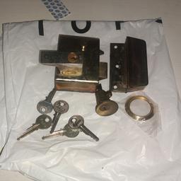 Yale lock with 5 keys

good working condition 

collection from Romford