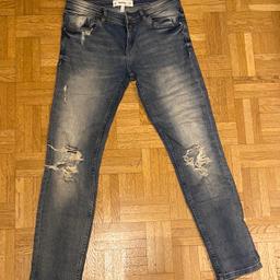 Die Jeans von Mango ist Größe 34 und in einem top Zustand, wie neu. Der used Look lässt die jeans mega cool aussehen und lässt sich zu allem kombinieren.