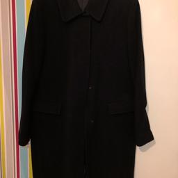 Toller Mantel, welcher in keinem Kleiderschrank fehlen darf in Wolloptik mit Druckknopf-Verschluss und einen Hemdkragen.
Länge ca:96cm
Brustweite ca 55cm
