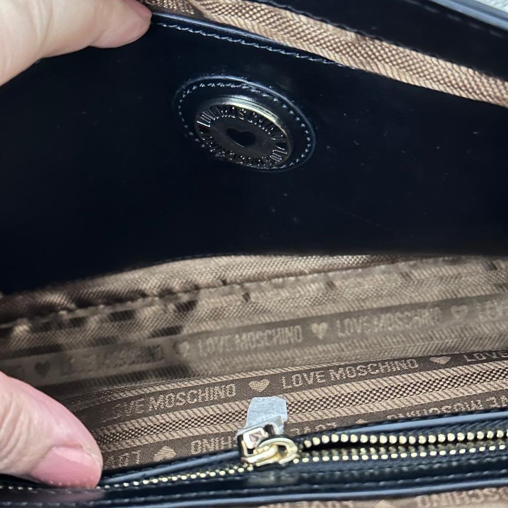 Tasche LOVE MOSCHINO
JC4314PP05KR100A Nero/Gold
Handtaschengröße: Große Tasche für A4
Produktgewicht: 750 g
Abmessungen: 28 x 19 x 7 cm
Griffhöhe: 27 cm
Hauptfach verschließbar mit: Klappe, Magnetclip