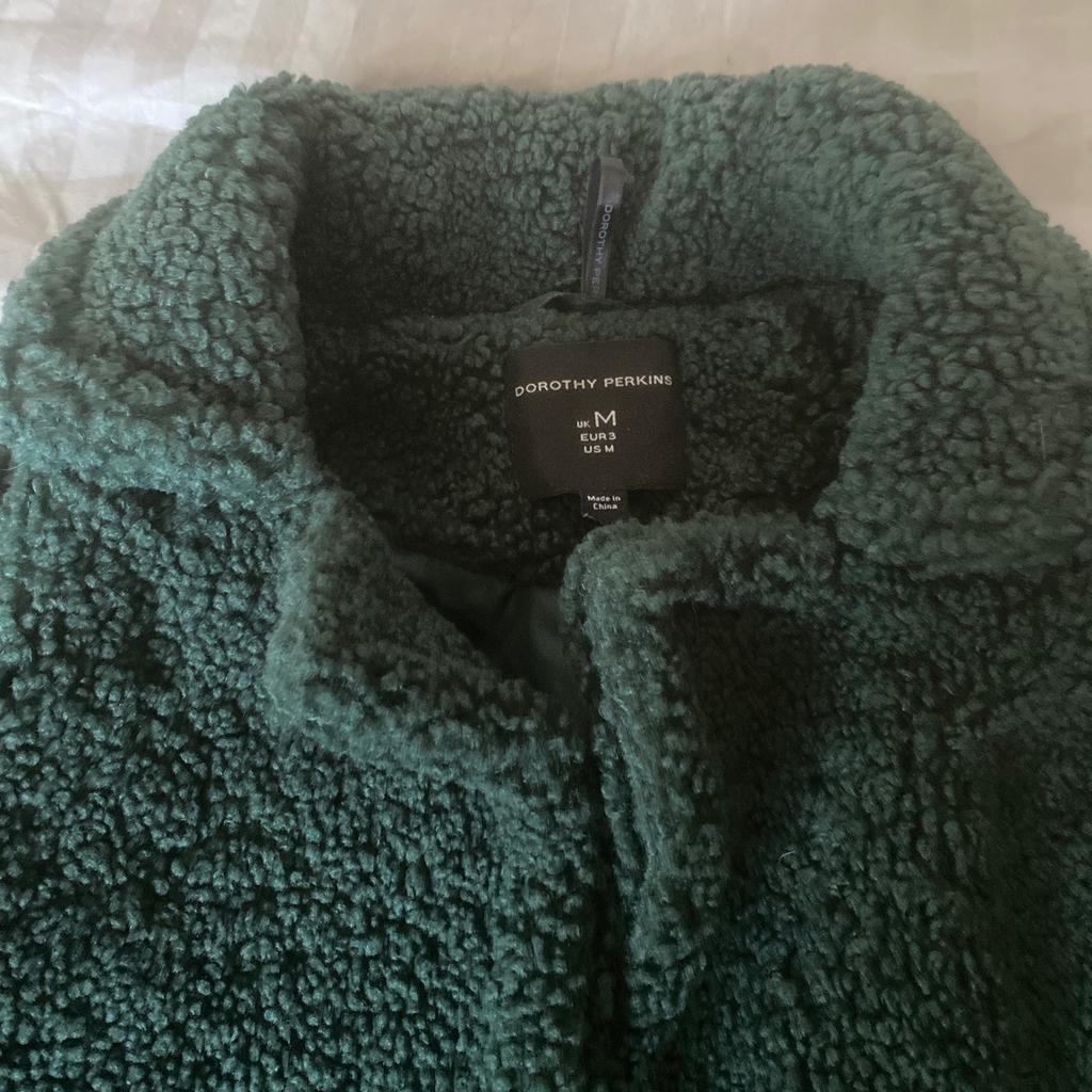 Worn twice lovely forest green colour thick coat from Dorothy perkins size M
Collection only
No offers please