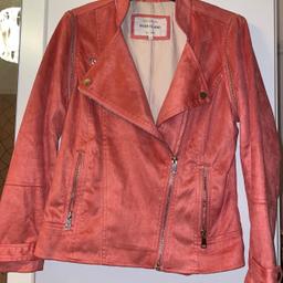 River Island Suede Jacket
Coral with gold zips
Size 8
Worn once
Detachable sleeves