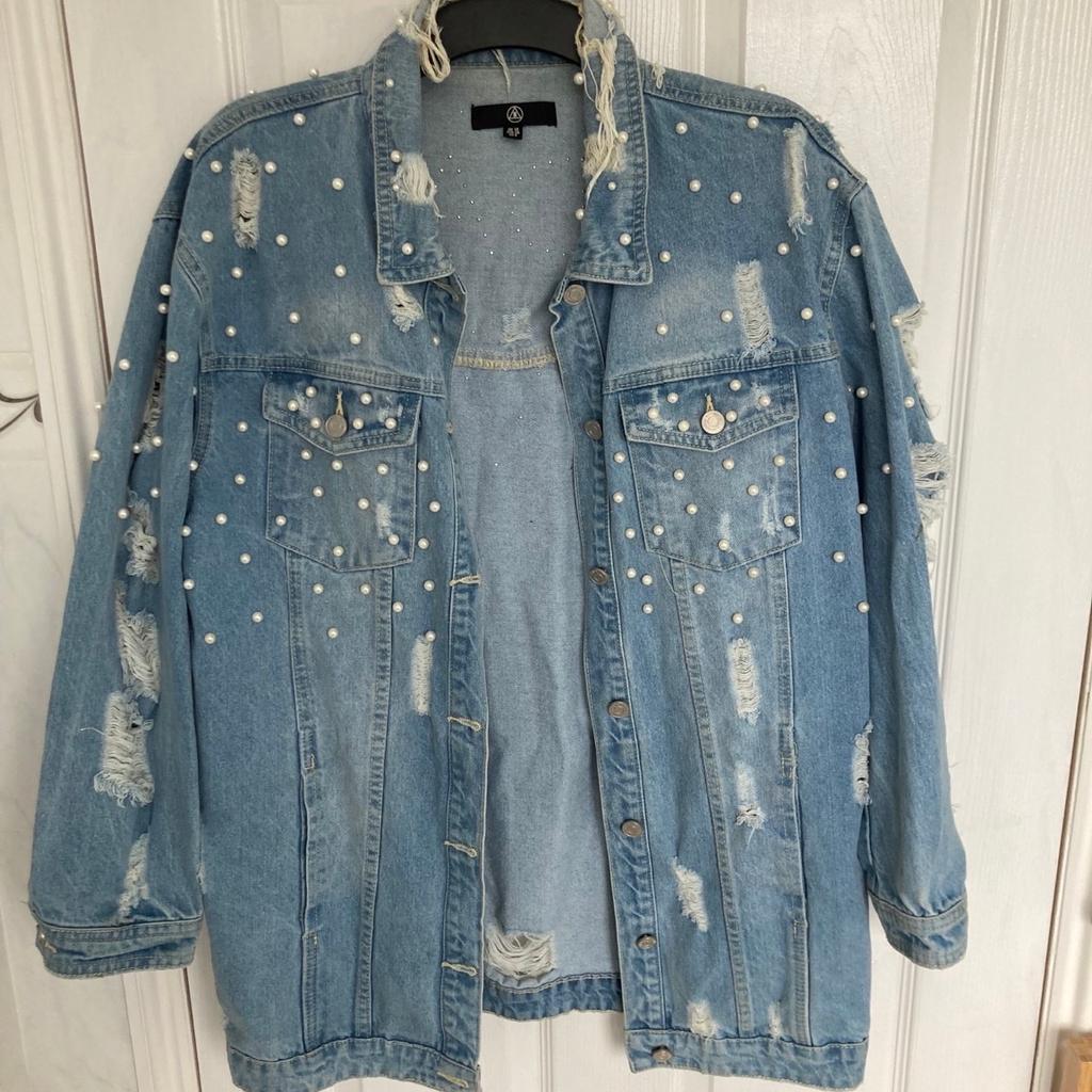 Stylish light blue longline denim jacket from Missguided
Embellished with pearls front and back with the statement ‘Baddass’ on the back
Great condition only for a black mark on the inside of the left sleeve (can’t get this out) but not noticeable
From a pet and smoke free home
Can drop off if local to Haydock