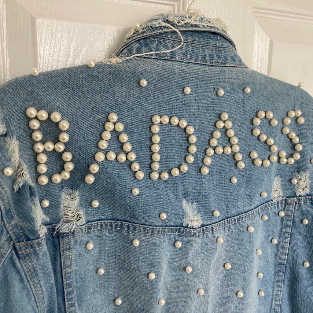 Stylish light blue longline denim jacket from Missguided
Embellished with pearls front and back with the statement ‘Baddass’ on the back
Great condition only for a black mark on the inside of the left sleeve (can’t get this out) but not noticeable
From a pet and smoke free home
Can drop off if local to Haydock