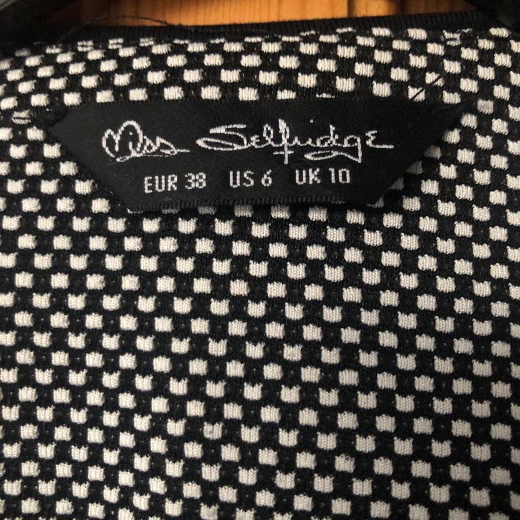 Black and white, short in length, edge to edge jacket in small dogtooth check pattern, featuring long sleeves and faux pockets to front.
Size 10 by Miss Selfridge, this is a small fit so more like an 8.
Tags removed but never worn.