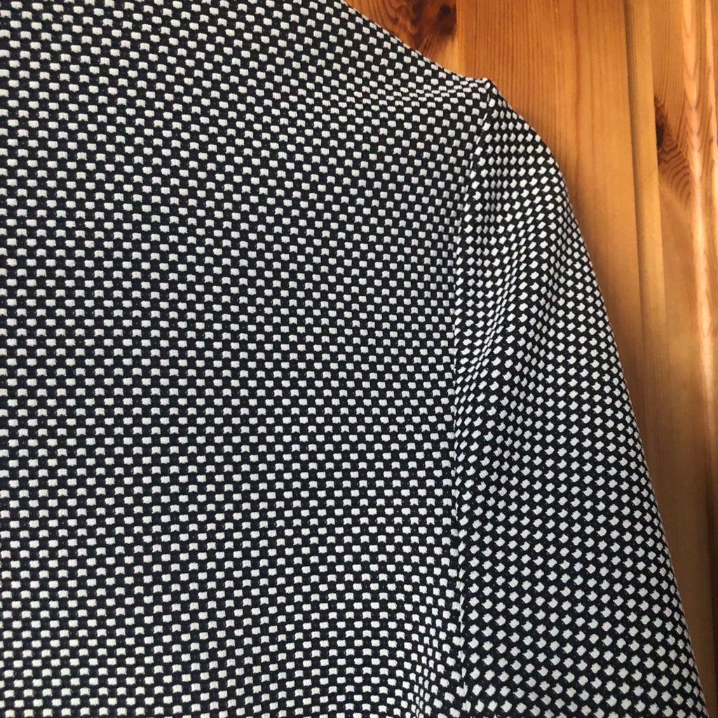 Black and white, short in length, edge to edge jacket in small dogtooth check pattern, featuring long sleeves and faux pockets to front.
Size 10 by Miss Selfridge, this is a small fit so more like an 8.
Tags removed but never worn.