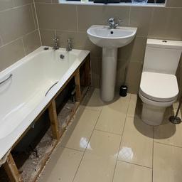Full bathroom set
Toilet
Pedestal sink
Bath
Taps for sink & bath
Will through in toilet roll holder & mirror
Collection only