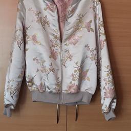 For sale:

Ladies satin Bomber jacket 

Size uk 8

Collection only 

Please check my other items