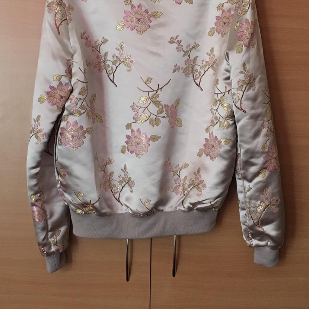For sale:

Ladies satin Bomber jacket

Size uk 8

Collection only

Please check my other items