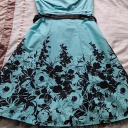 Lovely Jane Norman Dress
Size 12
Only worn once, perfect condition.
Black belt and little lacey bit on bottom.

From a smoke free and pet free home.