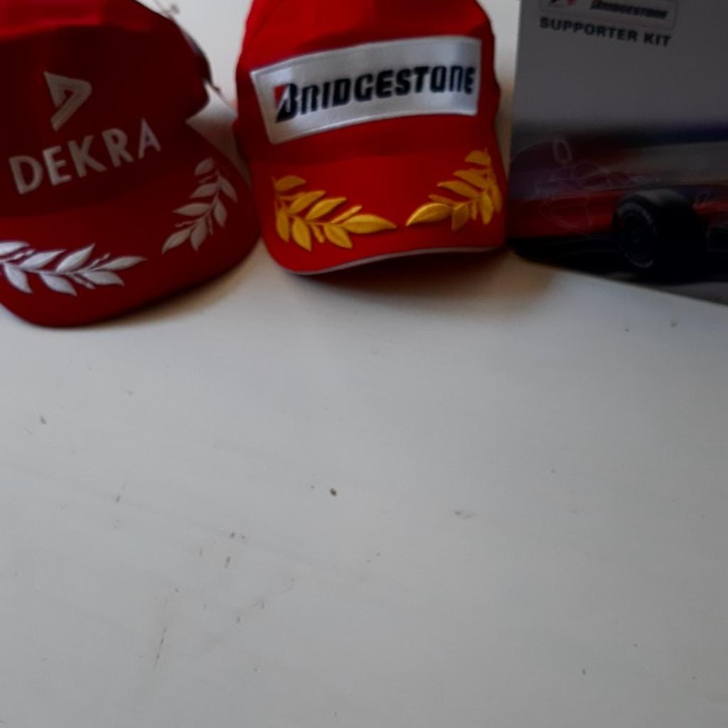 Geboten wird ein neues unbenutztes Michael Schumacher Basecap Dekra 1999 Ferrari Kappe Formel 1 mit Label
Und gesticktem Namen.

Zu dem ein Bridgeston Fan Artikel Set bestehend aus:
1 x Cap - Cappy
Ventilkappen
Schlüsselanhänger
Kugelschreiber und praktischer Metall Geschenkebox.

Das ideale Geschenk für einen Formel 1 FAN.....