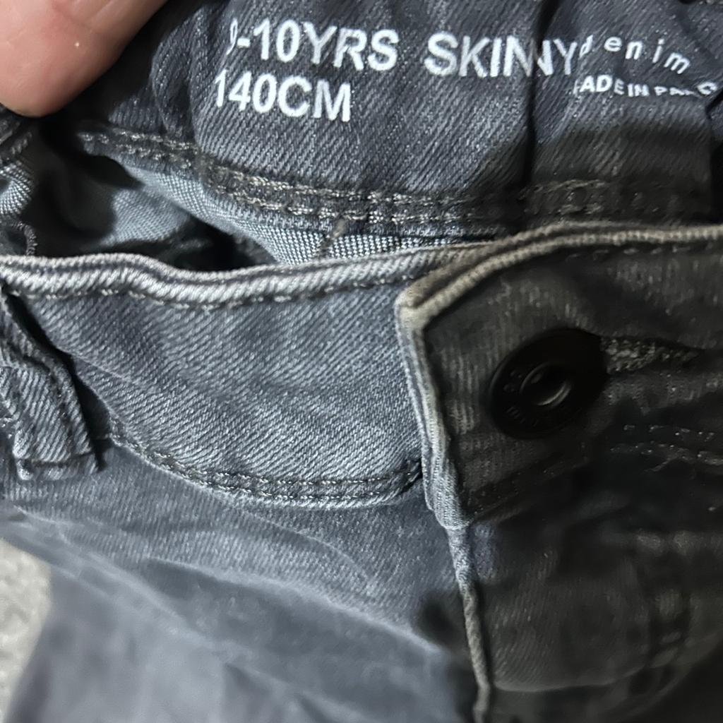 Boys dark grey skinny jeans 9-10 years
Has adjustable waist