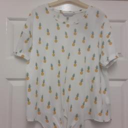 Red Herring Top. Tie Waist. Pineapples. Size 14. 50% Cotton/50% Modal.
♡Please view my other items for sale♡
