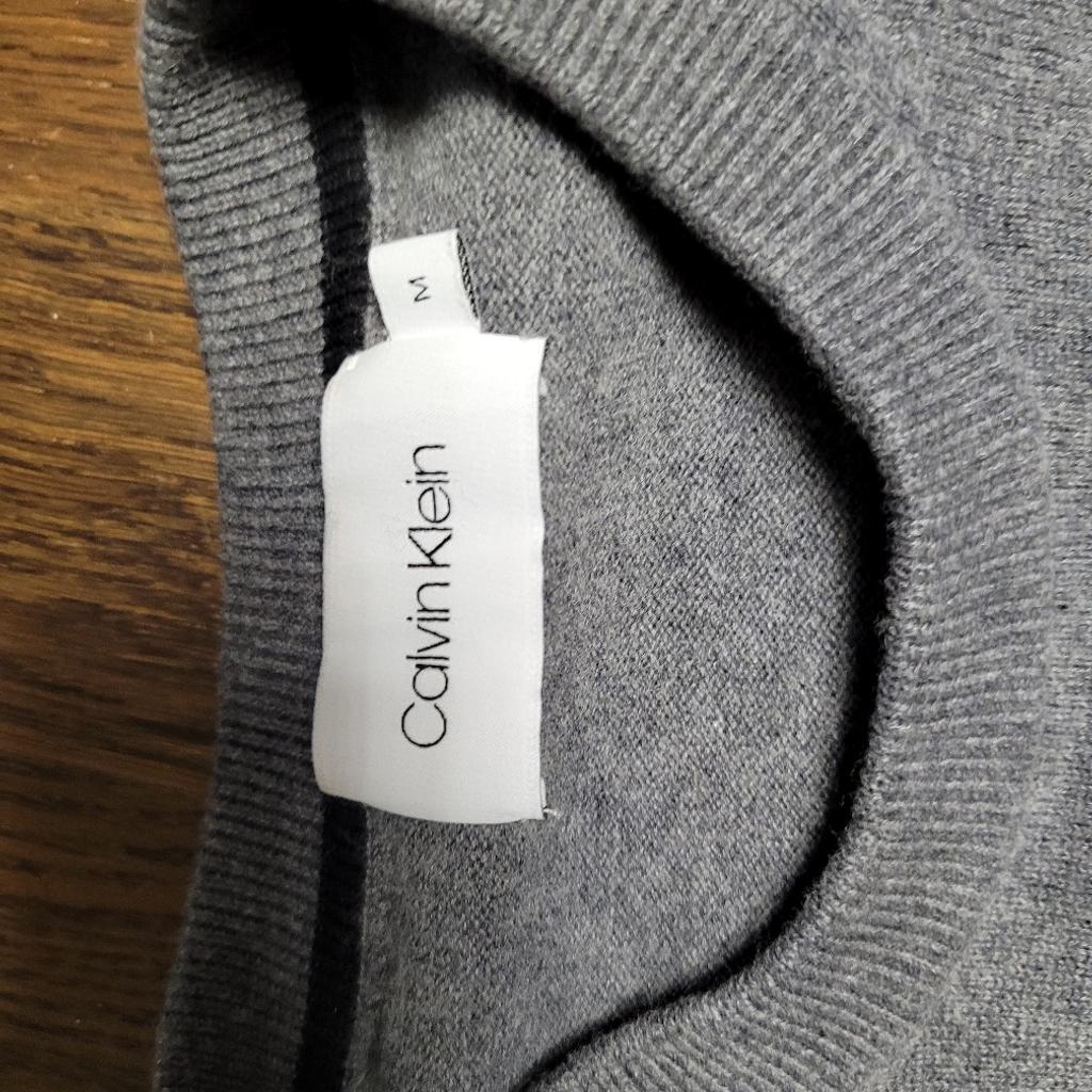 Verkaufe einen kaum getragenen Pullover der Marke Calvin Klein.
Größe: M
Material: 79% Baunwolle 21% Wolle

Versand: 5€ (Kombiversand möglich)
Selbstabholung möglich