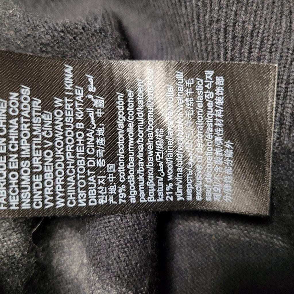Verkaufe einen kaum getragenen Pullover der Marke Calvin Klein.
Größe: M
Material: 79% Baunwolle 21% Wolle

Versand: 5€ (Kombiversand möglich)
Selbstabholung möglich