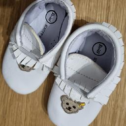 Zum Verkauf biete ich ein neues ungetragenes Paar Baby Krabbelschuhe von Steiff an.
Die Schuhe sind neu und wurden noch nie getragen.
Farbe: Weiß 
Material: weiches Leder
Größe: 18