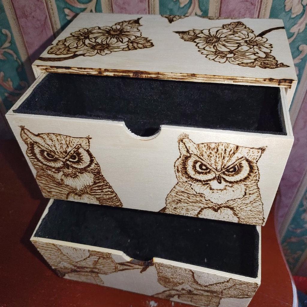 Burned using pyrography tools.

Owl burn on the front, felted interior and oil or varnish coating.

Dimensions:

H 23cm/9"

L 20cm/8"

W 11cm/4.5"