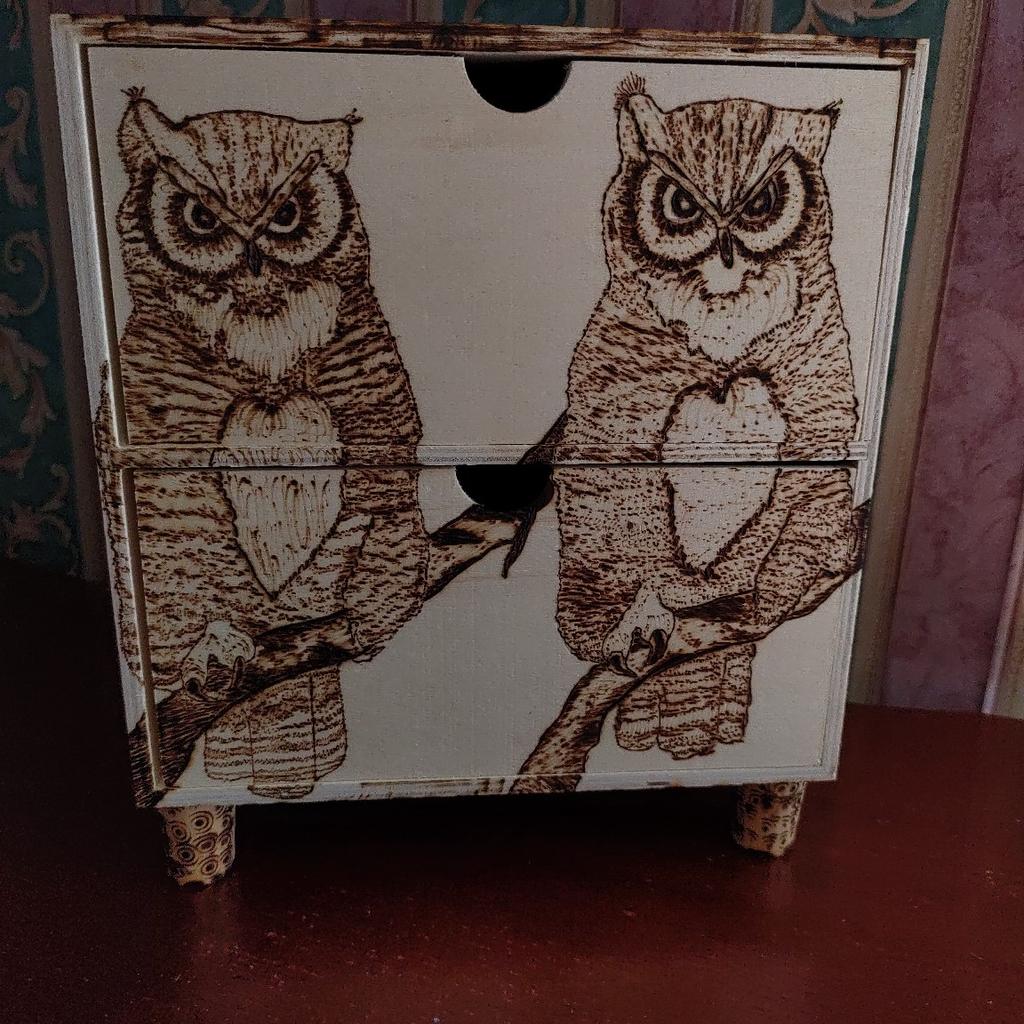 Burned using pyrography tools.

Owl burn on the front, felted interior and oil or varnish coating.

Dimensions:

H 23cm/9"

L 20cm/8"

W 11cm/4.5"
