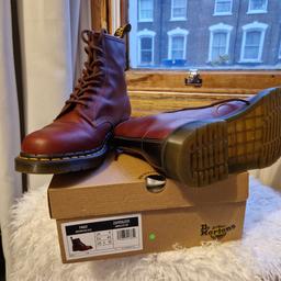 Dr Martens size 9 brand new, beautiful brown (almost going to burgundy) colour with black details at the back! Worn a couple of hours inside (as you can see from photos). Unfortunately too big! Coming with orginal box and wrapping, Dr Martens shopping bag and original receipt! Bought on the 11th of January 2023!
Please ask if you need more details or photos!
Orginal price of the shoes was £169, bought for £129, so at the moment accepting only very reasonable offers!