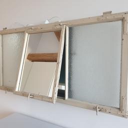 Diesen wunderschönen Schminkspiegel haben wir selbst aus einem alten Fenster gebaut. Es gibt ein Fach um Dinge zu verstauen und man kann den Spiegel beleuchten!

126x65