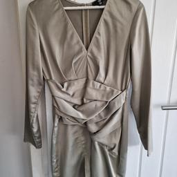 MissGuided Green Silky Paneled Long Sleeve Shift Dress
Size 10
Slightly grazed in a few areas 
Worn a few times