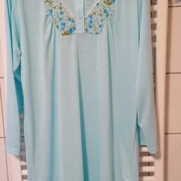 Verkaufe neues Damennachthemd in blau. Mit Spitze und Blumenmotiv am Halsausschnitt sowie Knopfleiste. Leider zu groß gekauft. Material Baumwollmischung. Bei Zusendung trägt der Käufer die Kosten.