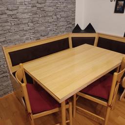 Verkaufe Eckbank mit Tisch und 2 Stühlen
Tisch kann man Ausziehen und unter der Sitzfläche gibt es Stauraum 
Bank: L: 165 b: 125
Tisch: L: 111, b: 71
selbstabholung Neu-Rum
