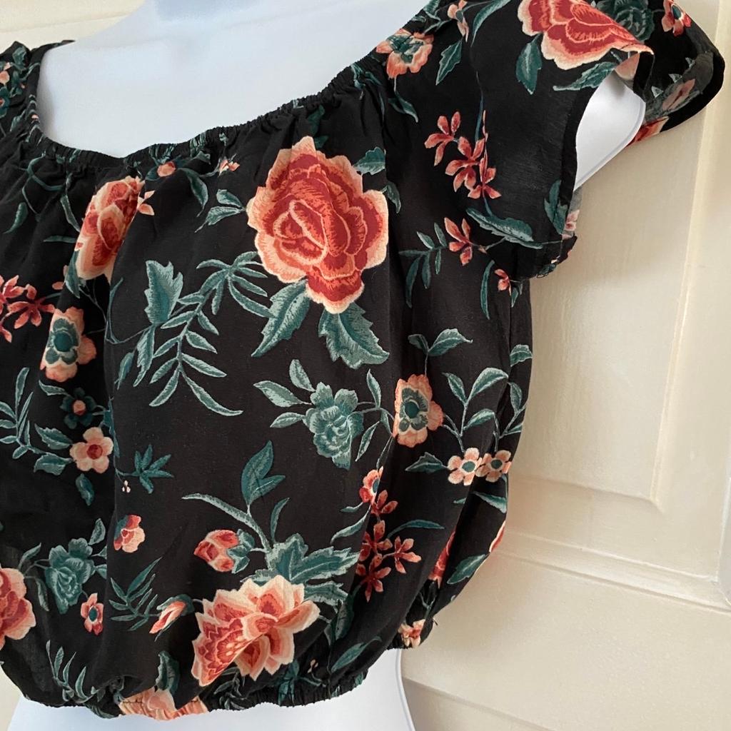 Very Stylish off the shoulder Floral Top
Forever 21
Never worn
Size S