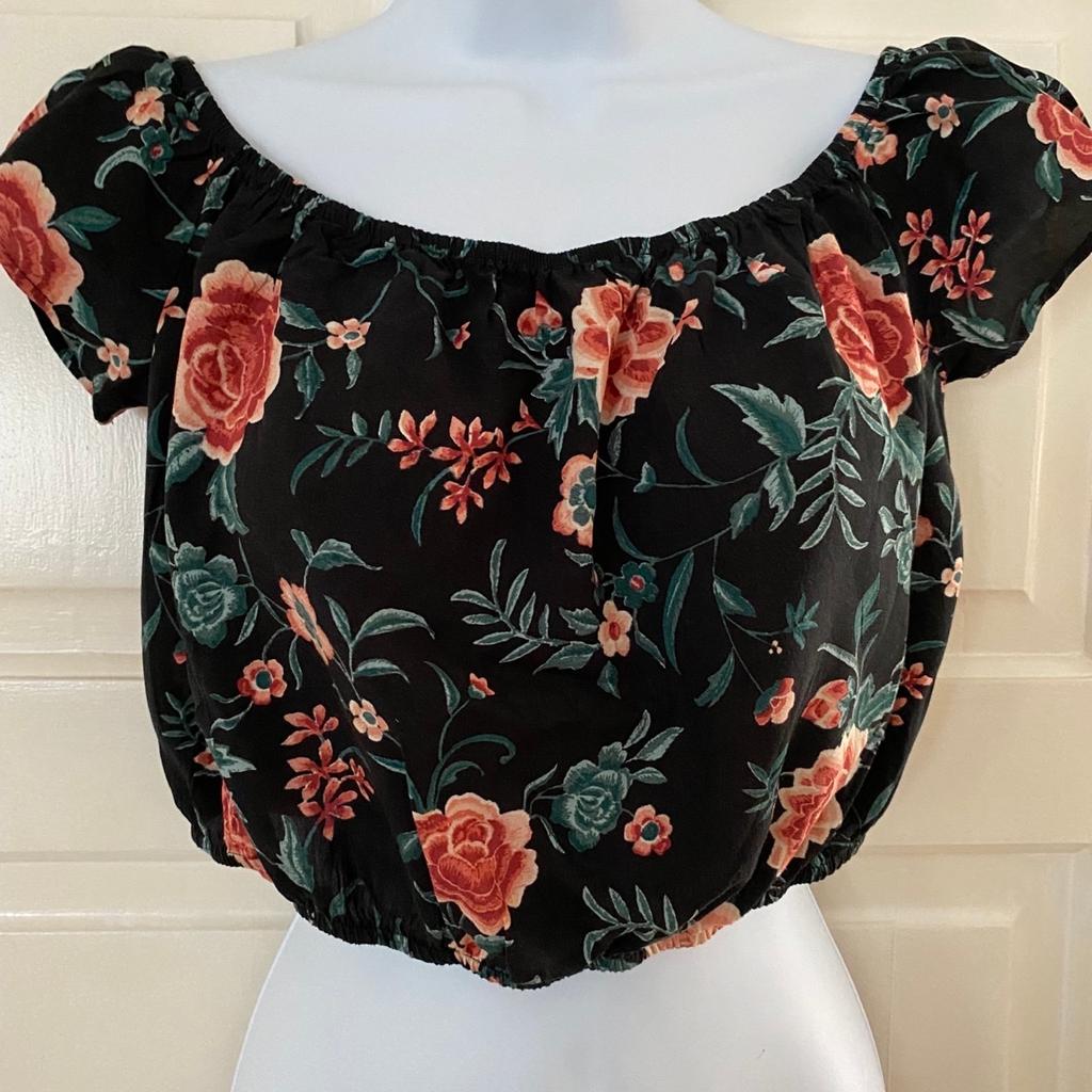 Very Stylish off the shoulder Floral Top
Forever 21
Never worn
Size S