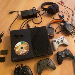 Verkaufe Xbox One mit 4 Controllern, 5 Spielen und zwei Headsets. Preis verhandelbar
