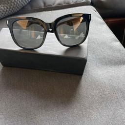 Original Furla Sonnenbrille Modell: su4935g

Schwarz, Gläser dunkel.
Keine Kratzer oder sonstige Schäden- wie neu!

Zzgl Versand oder Abholung