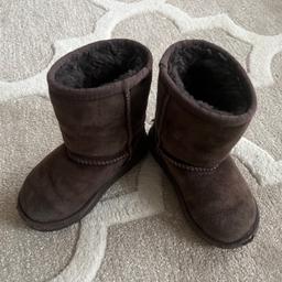 Children’s Ugg Boots Uk Size Infant 8

Excellent condition have some signs of wear as to be expected but still lovely condition with lots of life left. Main minor wear on toes - see last photo, but very superficial and does not compromising the integrity of the boot

Chocolate brown colour suitable for a boy or a girl in my opinion, lovely warm and cosy toes

From pet free/smoke free home