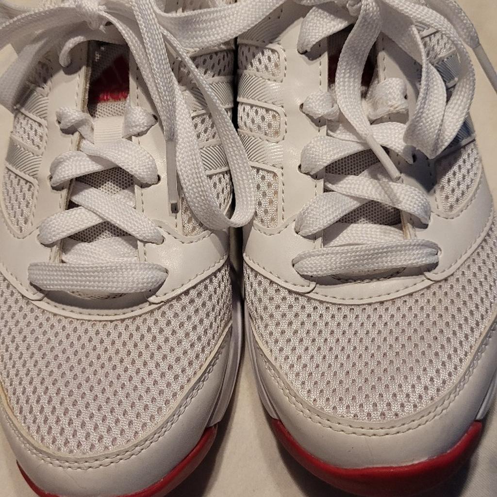 Verkaufe Adidas Sneaker Arianna II in Gr 38, US 6 1/2

Farbe Weiß Rot
Falls rote Schnürsenkel nicht gefallen, lege ich noch paar neue weiße Schnürsenkel hinzu.

Schuhe würde paarmal in der Wohnung getragen.
Siehe Bilder

Privat Verkauf, keine Garantie oder Rücknahme

Paypal für Freunde möglich
Versicherter Versand möglich