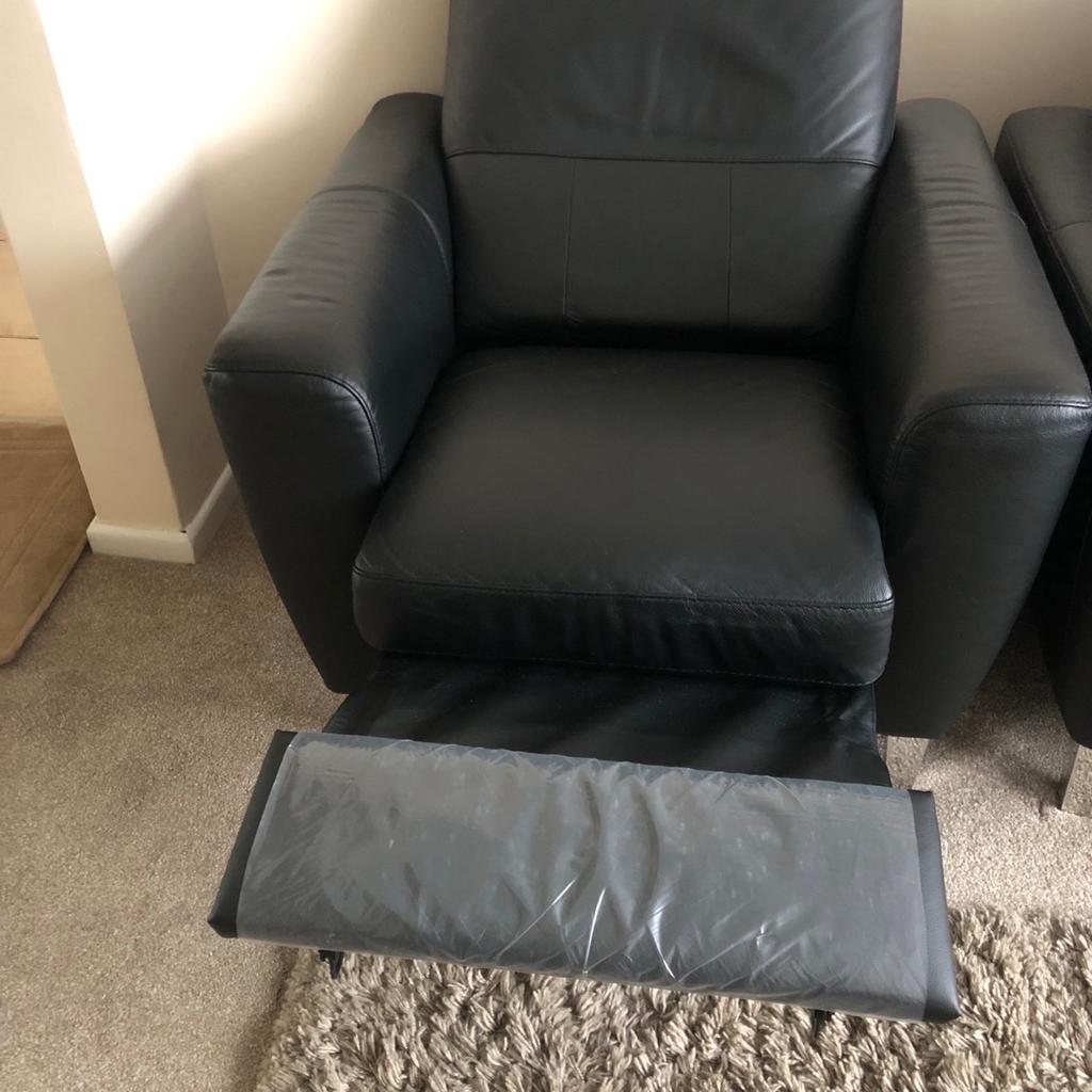 Good condition black leather sofa, 3+2 seater. Recliner chair with usb port.
Sofa stool, with storage.
£850, will accept reasonable offers.
Collection Only.