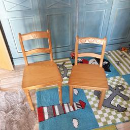 Ich habe hier 2 superschöne Massivholz-Kinderstühle aus Pinienholz von Bär & Co abzugeben, da wir auf eine Sitzbank umgestiegen sind
Guter gebrauchter Zustand
Nur zur info:
Die Stühle sind sehr alt, (ca. 20 jahre) daher auch entsprechende Spuren
Preis für beide
Sitzhöhe Stuhl mit 1 Bären 41cm
Stuhl mit 3 Bären 36cm
Sitzbreite je 37cm
Sitztiefe je 35cm