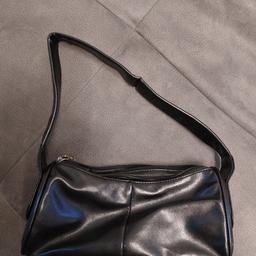 Verkaufe schlichte schwarze Handtasche mit 2 Reißverschlüsse.
Versand gegen Aufpreis