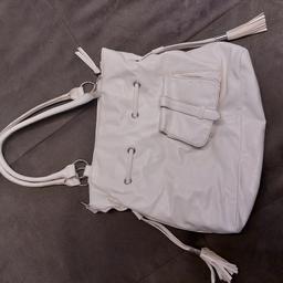 Verkaufe weiße Handtasche aus Kunstleder.
Versand gegen Aufpreis