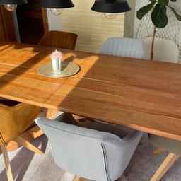 Massiv Holz Esszimmer Tisch 200x100 cm und 8 stuhle

Der Tisch und die Stühle sind auch separat erhältlich. 700 Eur für die 8 stuhle und 500 Eur für den Tisch.