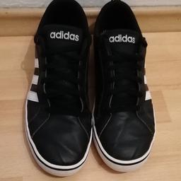 Adidas Schuhe 
Für Herren oder Jungs 
Größe 42 2/3 
2 - 3 mal getragen. 
Neu preis war 70€ 
Siehe Bilder