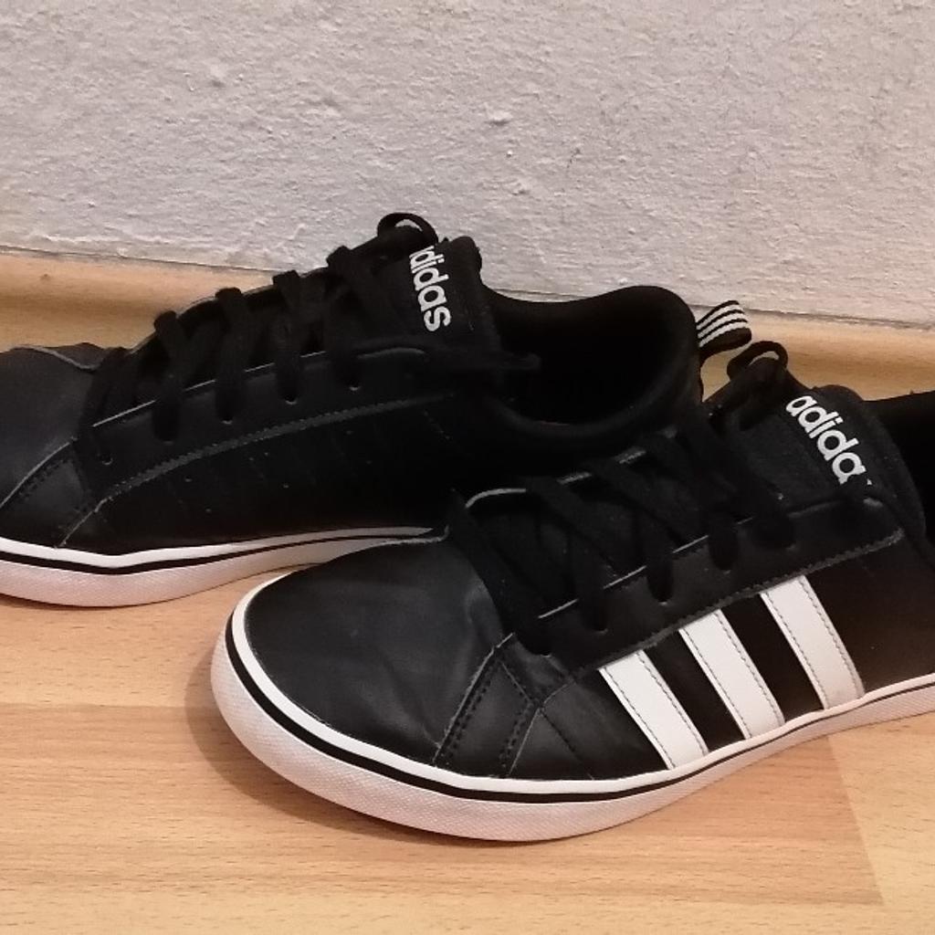 Adidas Schuhe
Für Herren oder Jungs
Größe 42 2/3
2 - 3 mal getragen.
Neu preis war 70€
Siehe Bilder