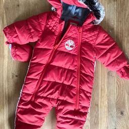 Original Baby Skianzug der Marke Timberland mit Füßchen und Handschuhen. Gr. 74 9Monate

Sehr warm und wurde nicht oft getragen!