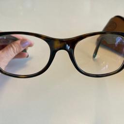 Verkaufe optische Ray Ban Brille (ca. 1,5 Dioptrien) mit Originaletui!
Gläser können beim Optiker durch passende ausgetauscht werden oder genaue Sehstärke bestimmt werden (weiß ich leider nicht mehr ☺️)
Gestell sowie Gläser sind in tiptop Zustand!